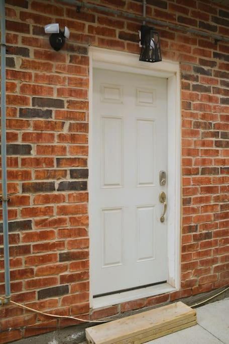 Beautiful And Spacious Basement Apartment Brampton Exterior photo