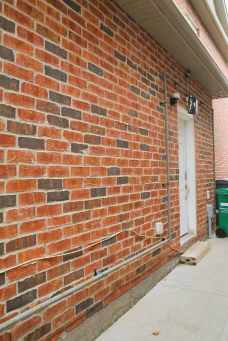 Beautiful And Spacious Basement Apartment Brampton Exterior photo