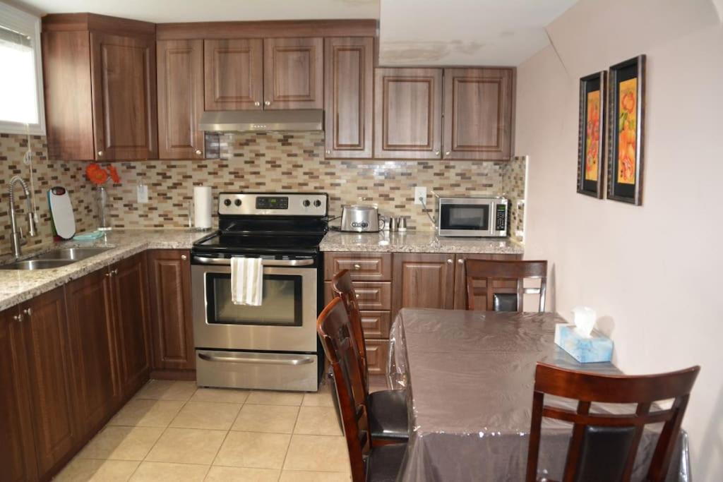 Beautiful And Spacious Basement Apartment Brampton Exterior photo