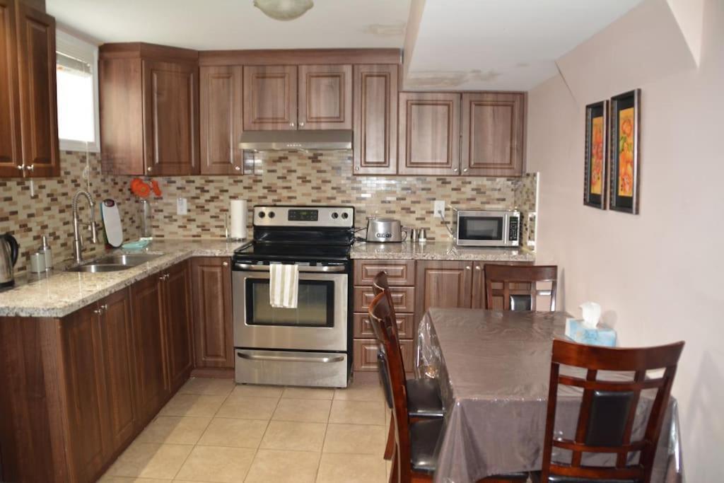Beautiful And Spacious Basement Apartment Brampton Exterior photo